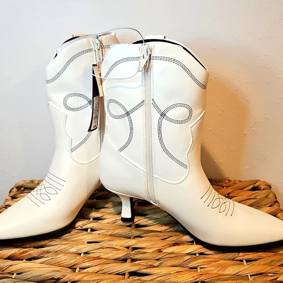 NWT Universal Threads Women's White Western Healed Side Zip Cowboy Boots Sz.7.5 - Picture 5 of 7
